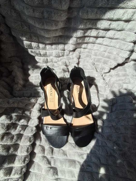 czarne, skórzane, eleganckie sandały na słupku Lasocki