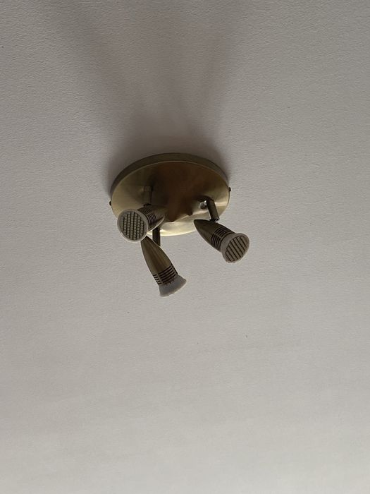 Projetores em tons de dourado escuro