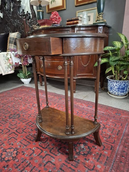 Mesa meia-lua antiga.