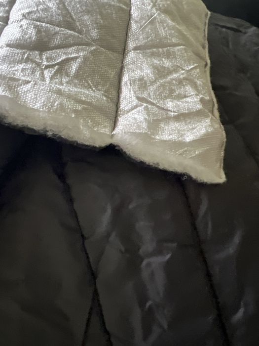 Material pikowany w kolorze czarnym