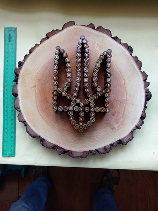 Державний Герб України вибитий на дереві з гільз.