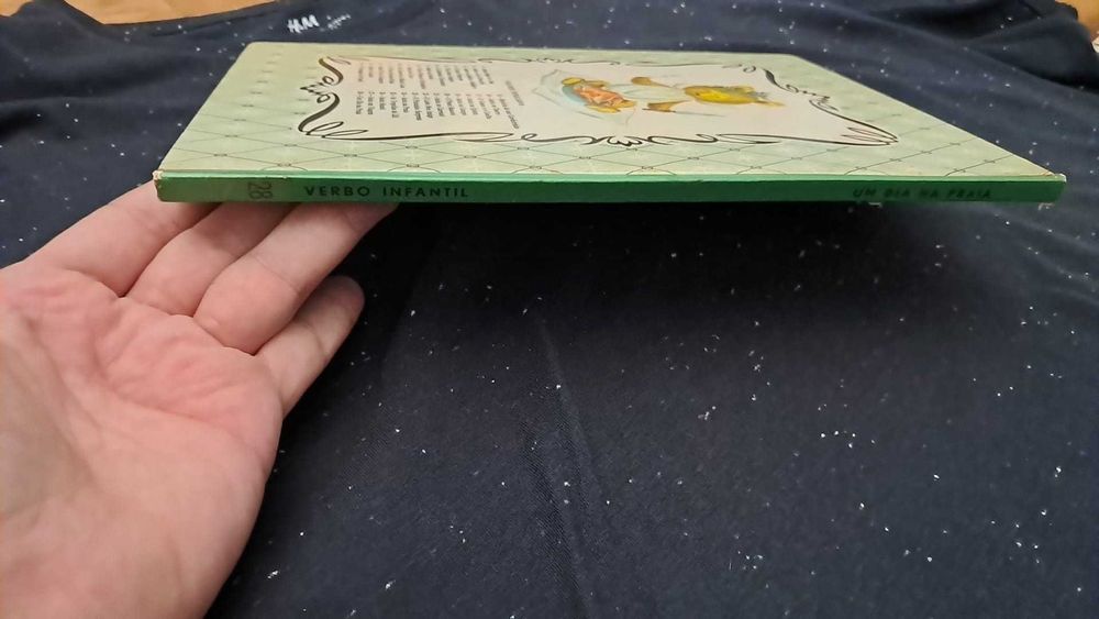 Livro Infantil "Um dia na praia" - Volume 28