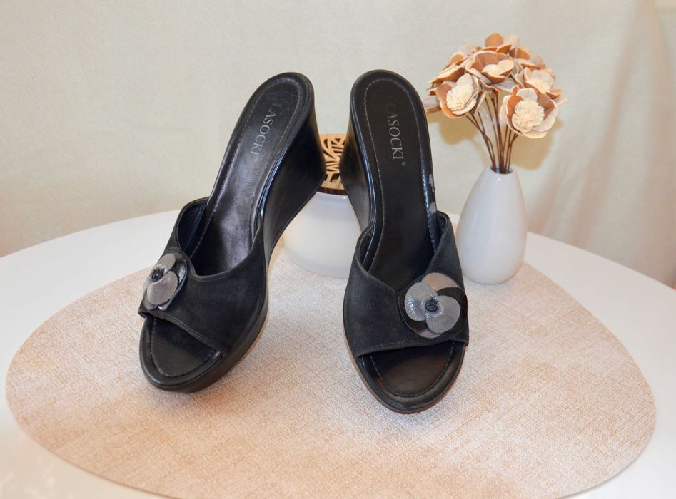 Skórzane zamszowe klapki na koturnie Lasocki rozmiar 38