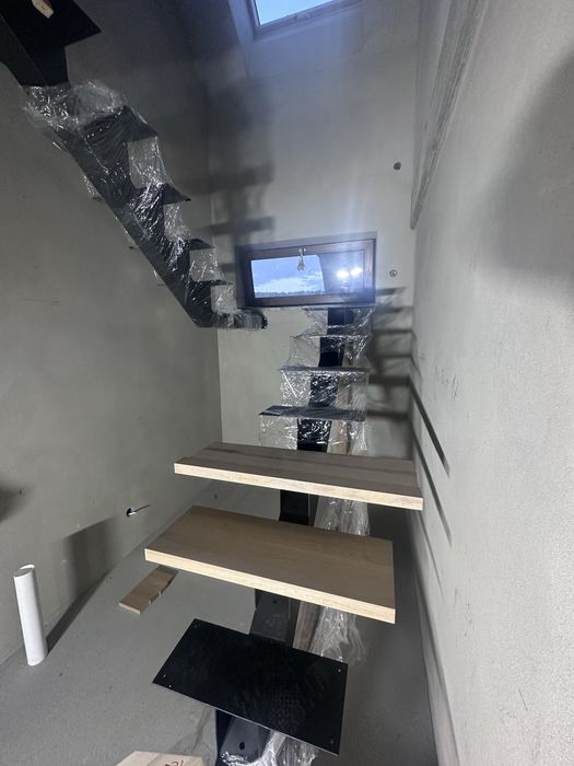 Schody stalowe z otorami pod przewody….