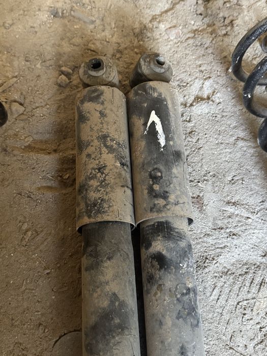 Задние  пружины двери , ford mondeo 3  запчасти