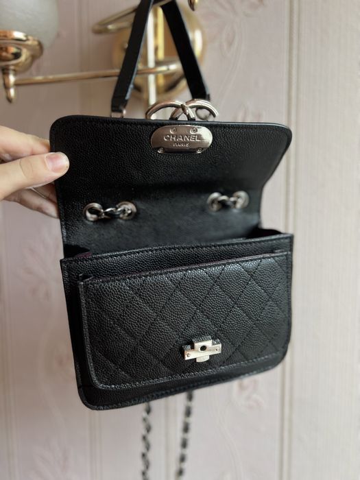 Кожаная маленькая сумочка Chanel с номером
