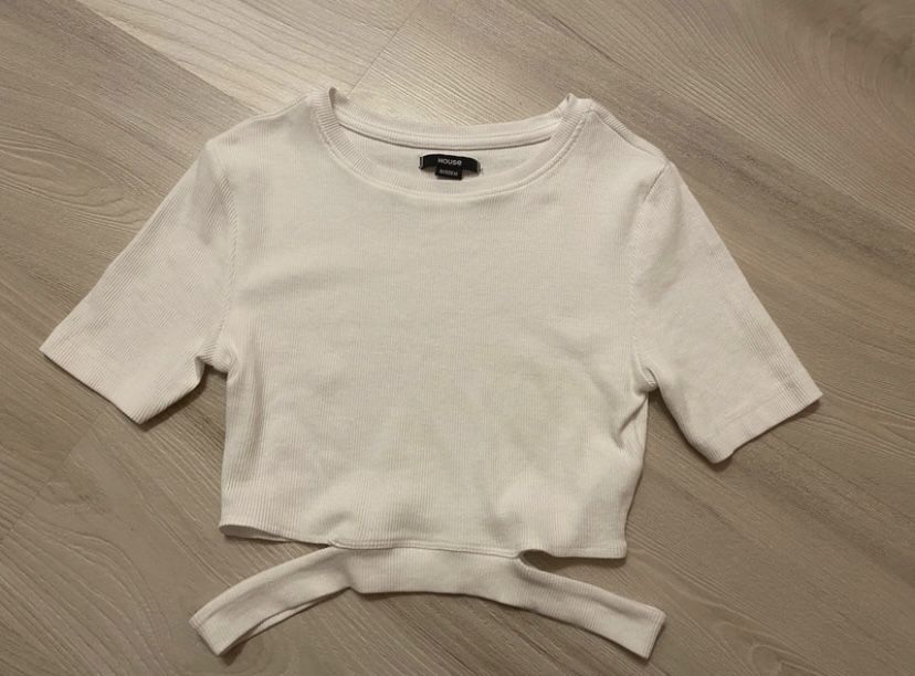 Krótki top z wycięciami