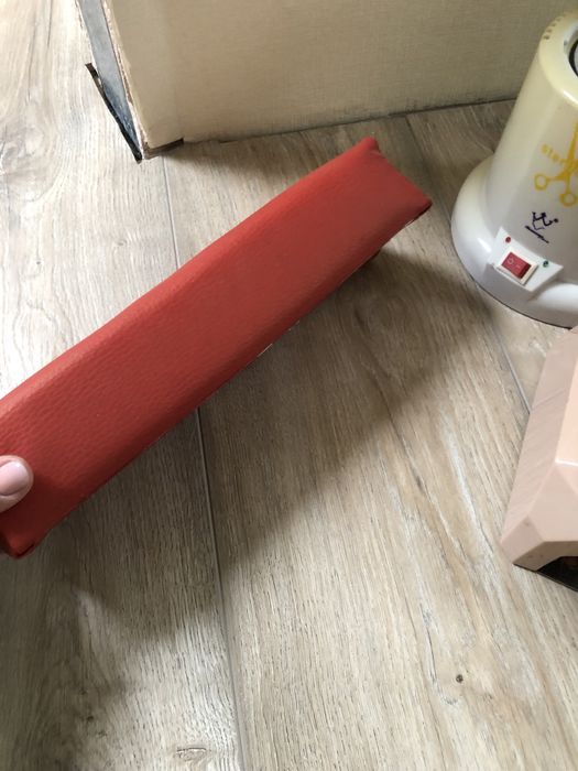 Стерилізатор, лампа, пуф під руки