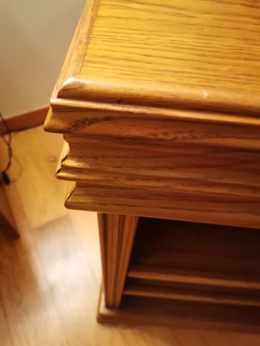 Móvel de madeira maciça