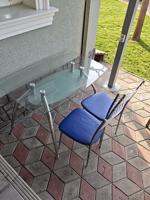 Стол кухонный стеклянный  и два стула к нему