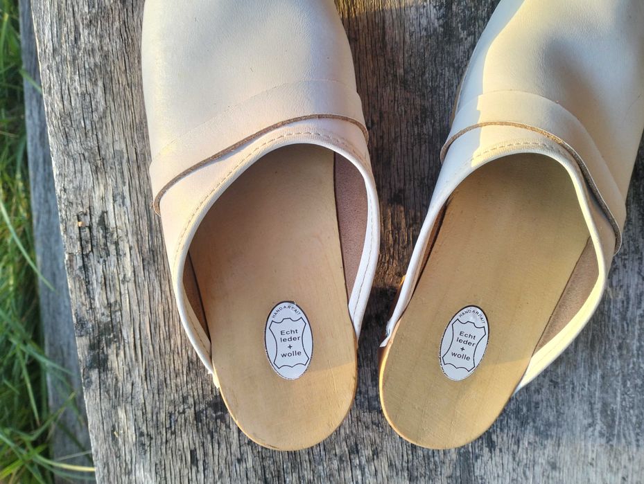 Drewniaki Saboty – naturalna skóra i drewno
