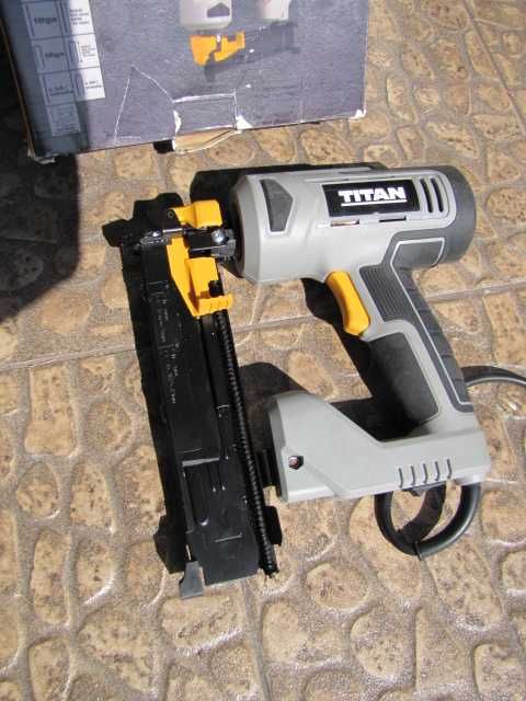 Gwoździarka Titan TTB970NST zszywacz elektryczny 1900W 15-32mm