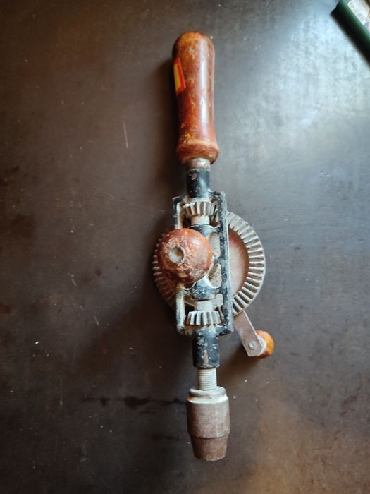 Stara wiertarka ręczna