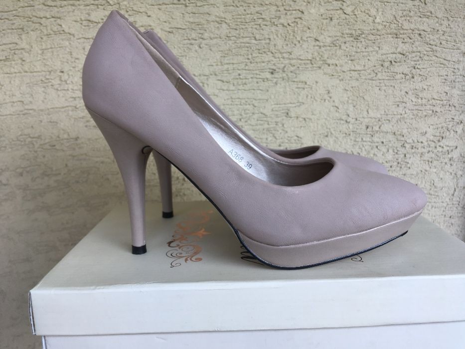 Piękne nowe czółenka beżowe nude szpilki eleganckie