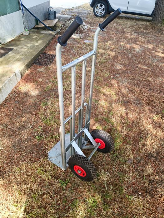 Carrinho de armazém com rodas pneumaticas e braço extensível