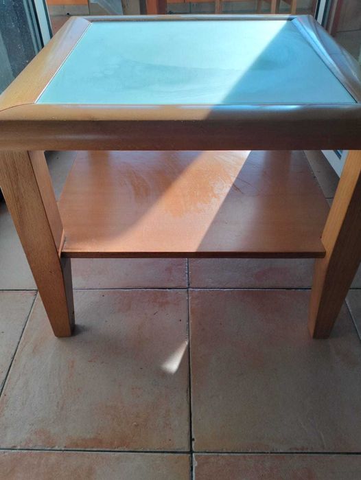 Mesa de Madeira e Tampo Vidro + 4 Cadeiras + Mesinha de Canto de Vidro