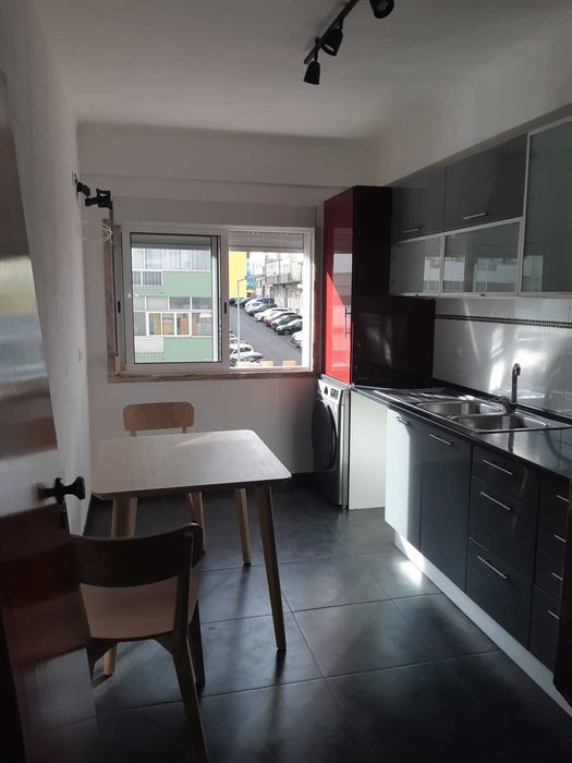 Arrendo T1 Espaçoso e remodelado em Queluz, junto PSP