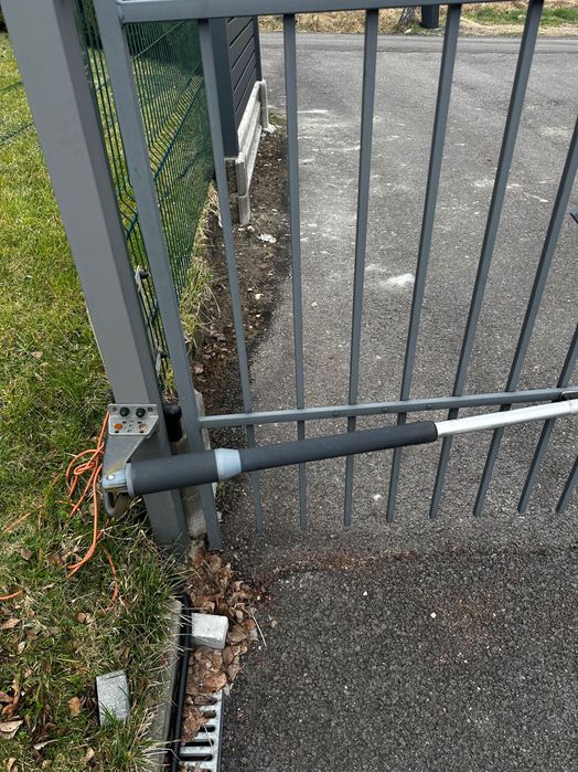 Napęd do bramy dwuskrzydłowej