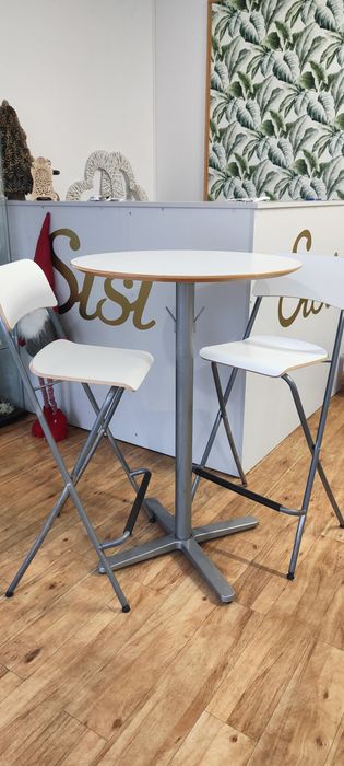 Stół koktajlowy z krzeslami