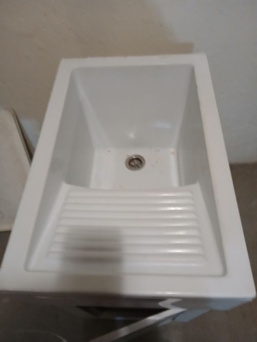 Tanque de lavar roupa com tampa