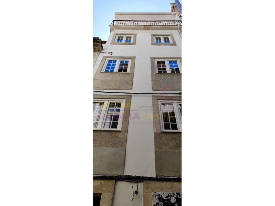 Prédio em reconstrução com 5 apartamentos T!