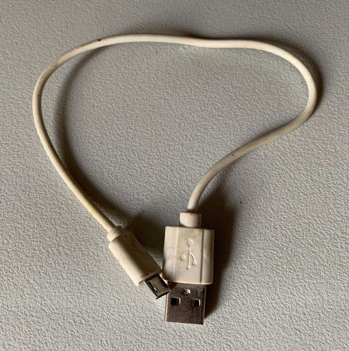 Pequeno Cabo USB - microUSB