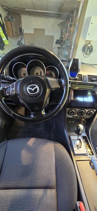 Машина Mazda 3