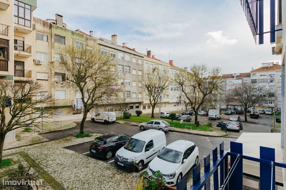 Apartamento T2 junto à estação da Amadora
