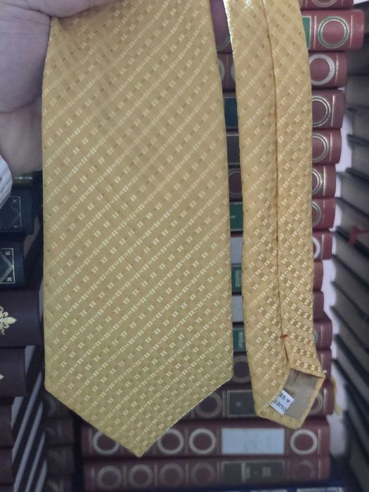 Gravata Milani em seda amarelo-dourada