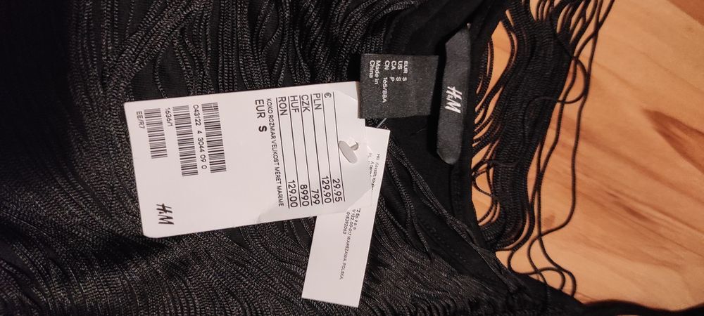 Mała czarna elastyczna i maskująca niedoskonałości