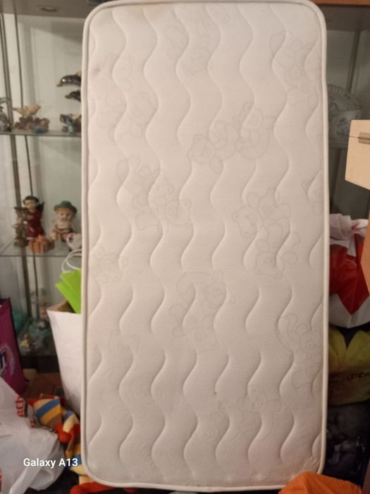 Cama de bebé com marcas de uso