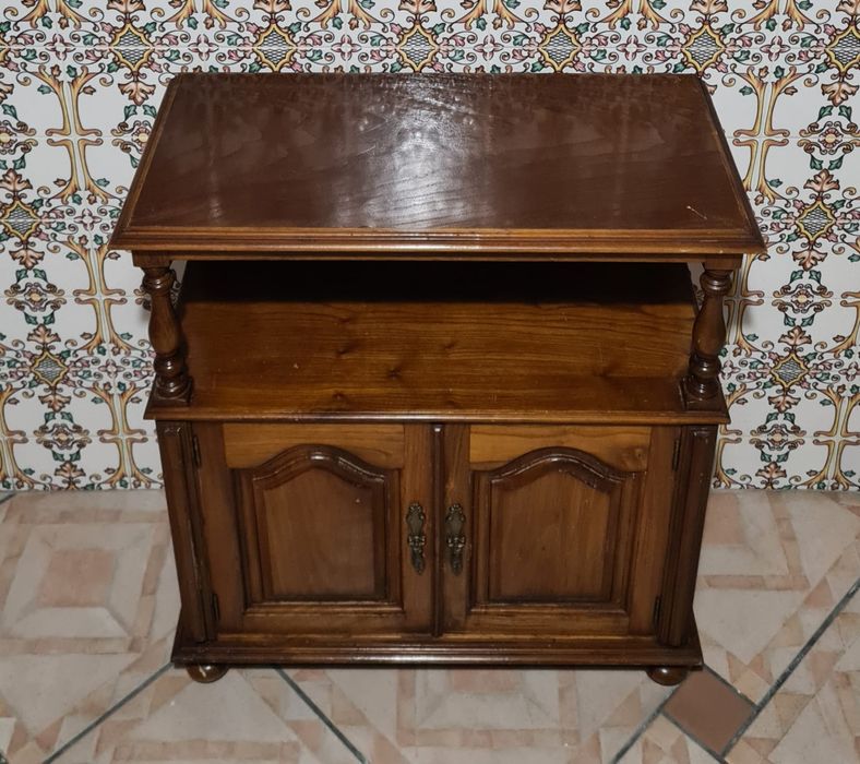 Móvel de apoio com mármore