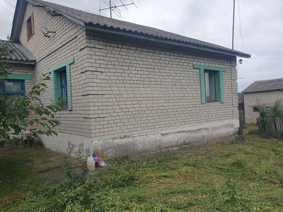 Продам цегляний будинок на три кімнати в затишному місці, село Лисівка.