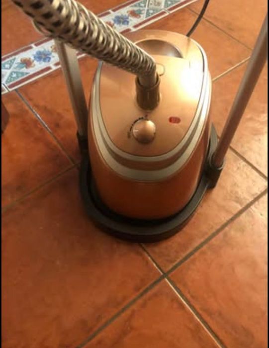 Ferro de engomar vertical e a vapor como novo