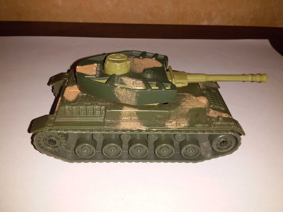 Танк игрушечный  .