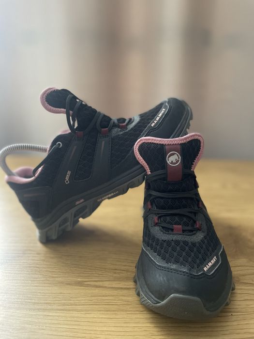 Це жіночі трекінгові кросівки Mammut