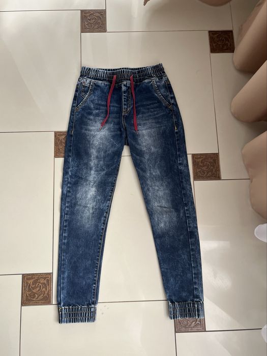 Granatowe jeansy jogger chłopięce