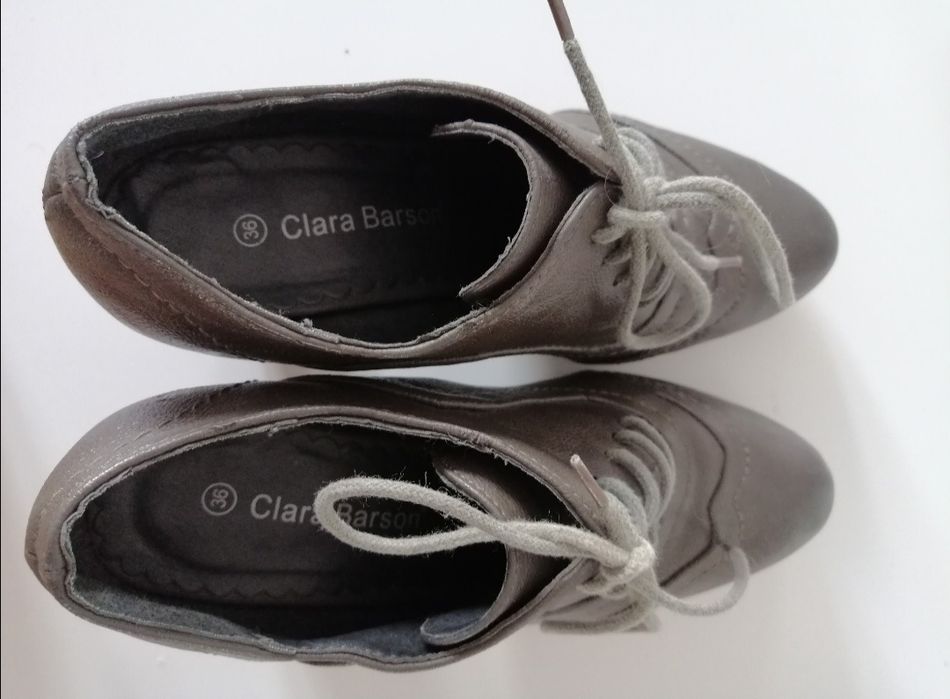 Buty wiązane na obcasie 36