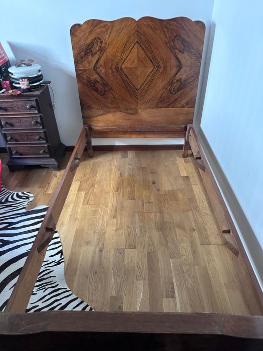 Cama solteiro. Estilo Art Noveau.