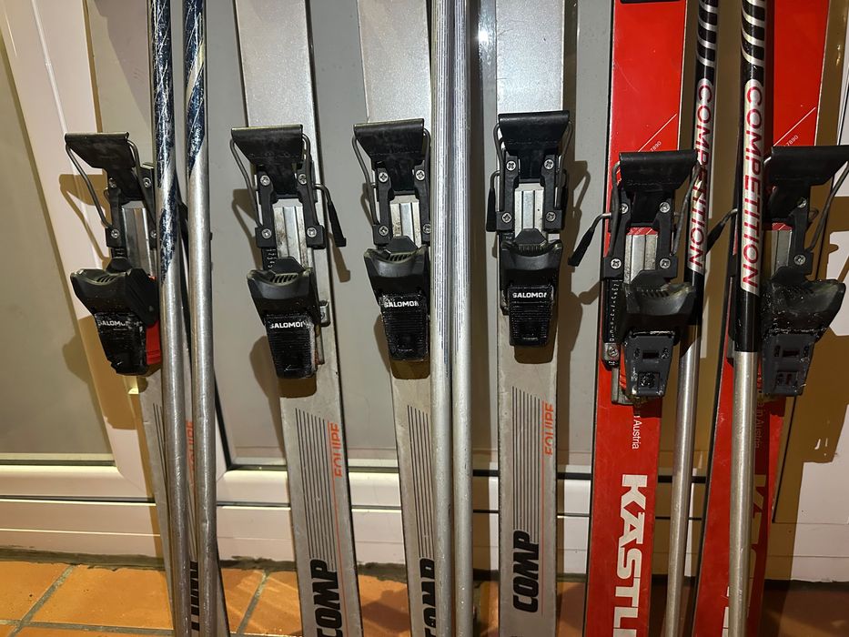Skis Lange 165 cm e Kastle 160 cm (3 pares) com fixações Salomon e bastões