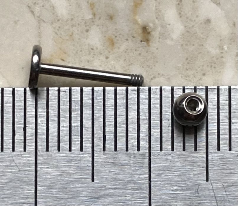 Labret kolczyk 8 mm unisex piercing 16G stal nierdzewna
