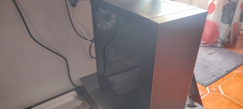 Setup gaming: monitor/PC gaming/volante