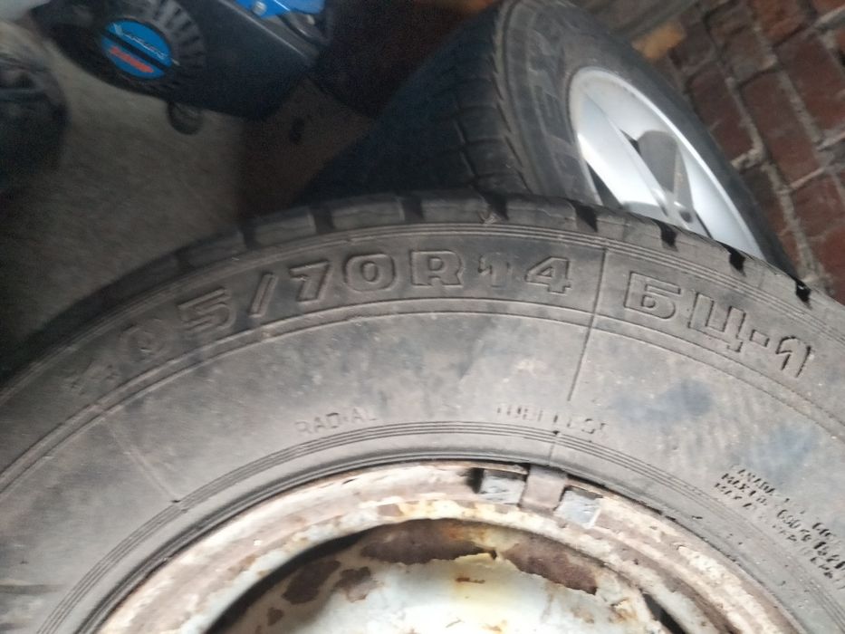 Продам зимову гуму 215/65 r16 та ще
