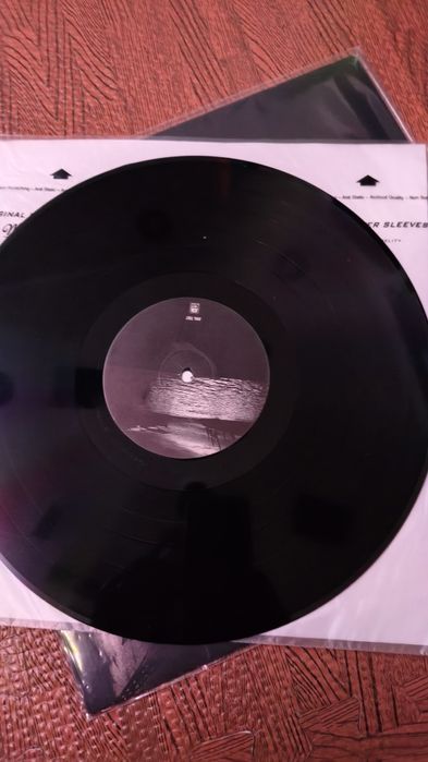 Gun Taking on the world 
Capa e disco muito bom estado 
30€
Led Zeppel