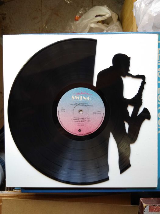 Silhueta decorativa Saxofonista feita de um disco de vinil LP