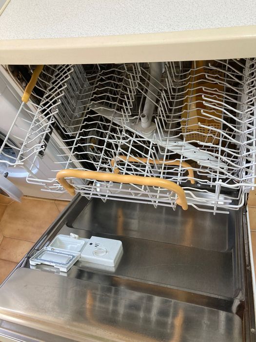 Maquina de Lavar Loiça ZANUSSI - A funcionar