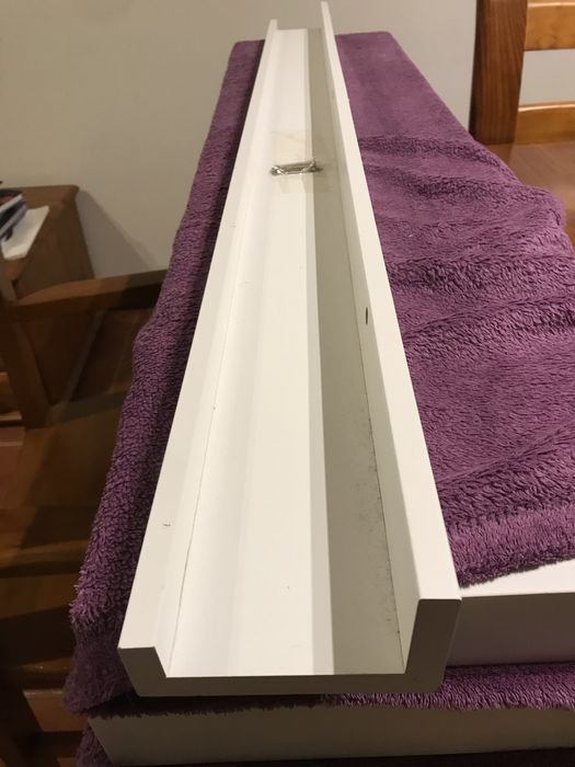 Prateleira de secretaria branca