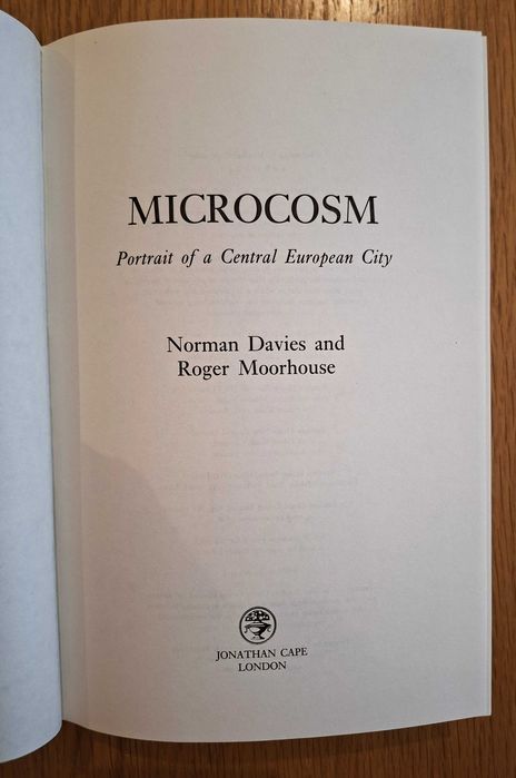 Microcosm: A Portrait of a Central European City - Moorhouse, Davies