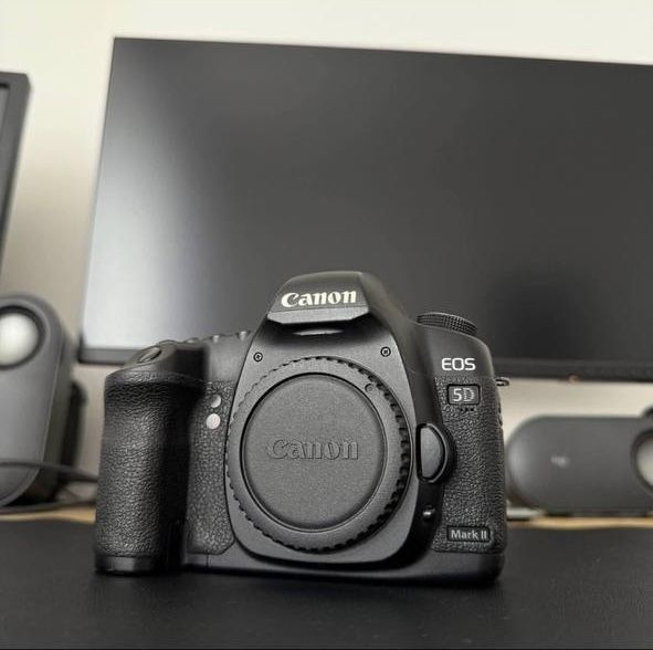 Повнокадрова дзеркальна камера Canon 5d mark 2
