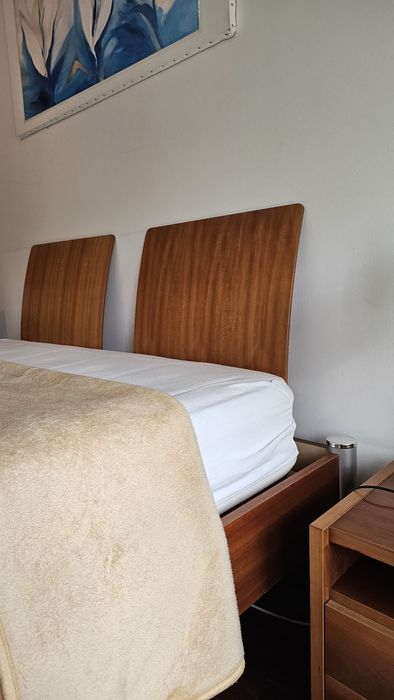 Cama de casal moderna com colchão 160x200 e 2 mesas de cabeceira